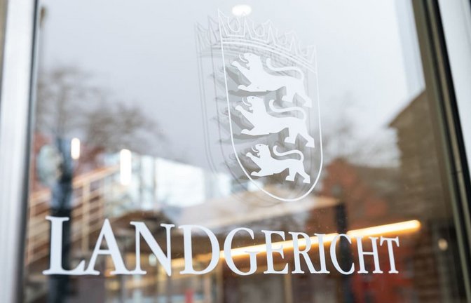 Der Schriftzug «Landgericht» ist am Eingangsbereich des Gerichts auf einer Glastüre zu sehen. (Symbolbild).<span class='image-autor'>Silas Stein/dpa</span>