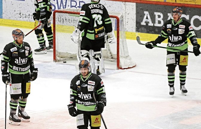 Enttäuscht lassen die Bietigheim Steelers um Norman Hauner (Mitte) direkt nach der Schlusssirene die Köpfe hängen. Foto: Baumann