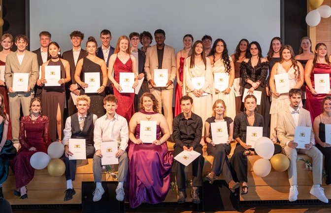 Freuen sich über den Schulabschluss: die Schülerinnen und Schüler der Carl-Schaefer-Schule in Ludwigsburg.  <span class='image-autor'>Foto: Bluthardt</span>