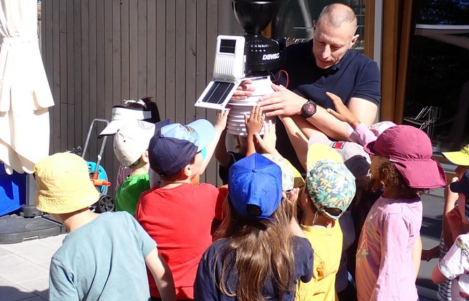 Hightech statt Wetterfrosch: Die Apparaturen der Wetterstation beeindrucken die Kinder. <span class='image-autor'>Foto: p</span>