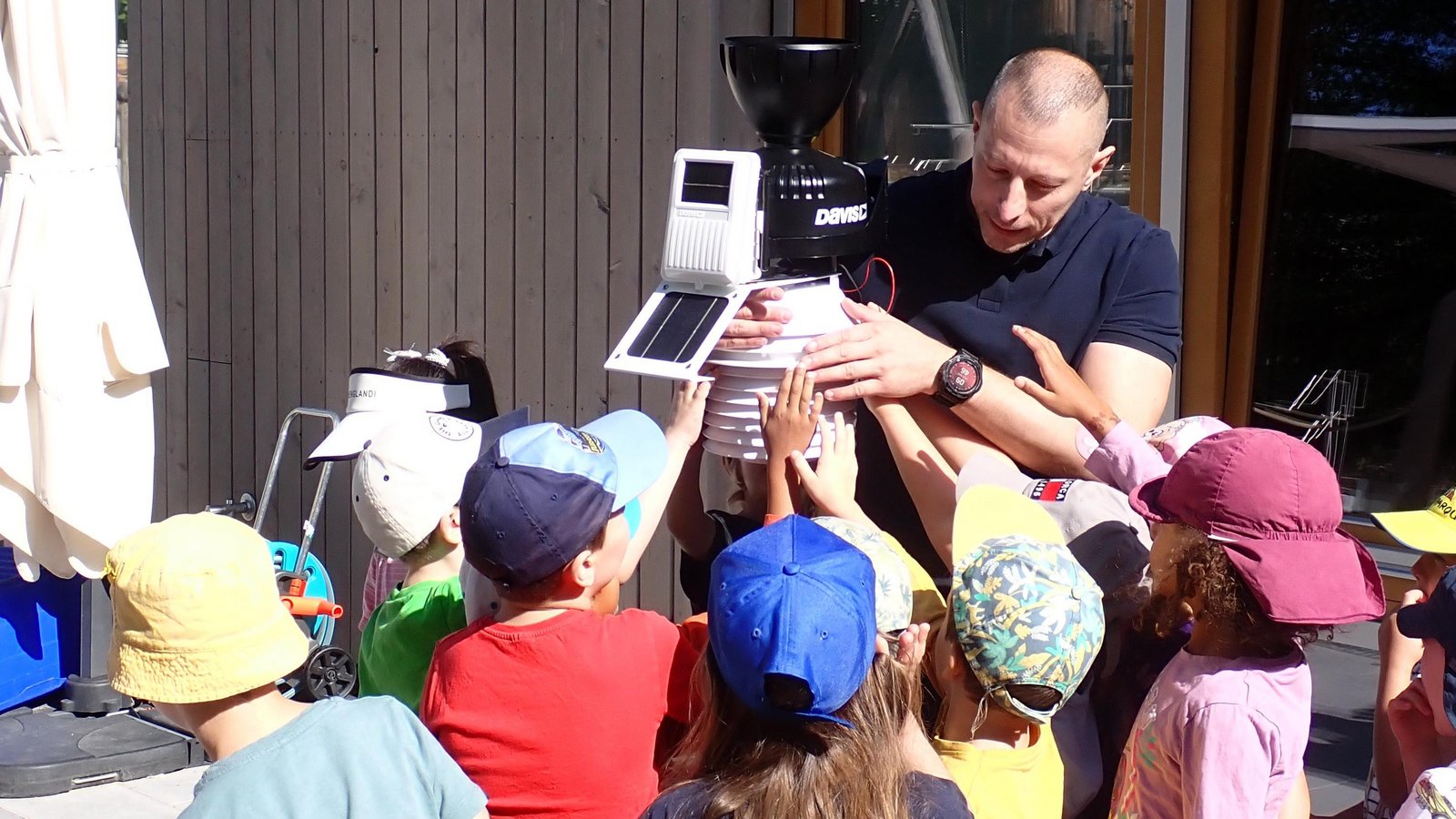 Hightech statt Wetterfrosch: Die Apparaturen der Wetterstation beeindrucken die Kinder. Foto: p