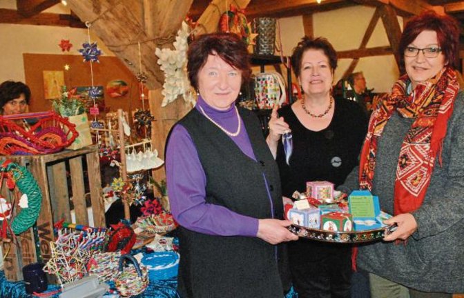 Da kann die Adventszeit kommen: Gabriele Raithel, Margot Bauer und Margit Andreß (von links) beim Markt in Schützingen.  Foto: Stahlfeld