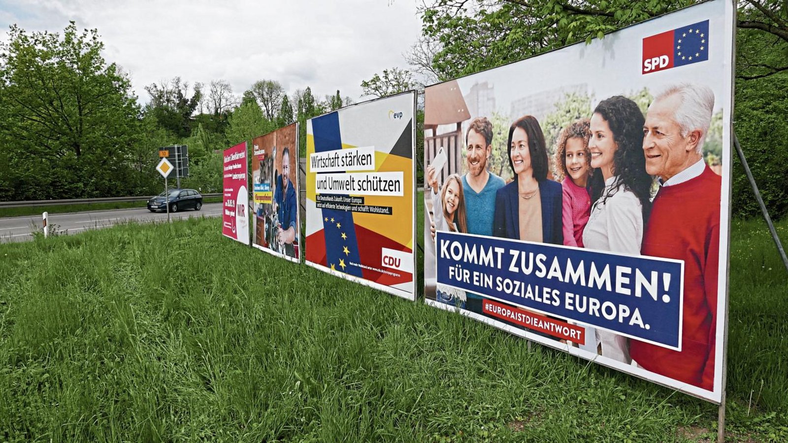 Über die Sinnhaftigkeit von Wahlplakaten gehen die Meinungen auseinander. Spätestens ab nächstem Mittwoch muss die Wahlwerbung wieder entfernt werden.  Foto: Romanowski
