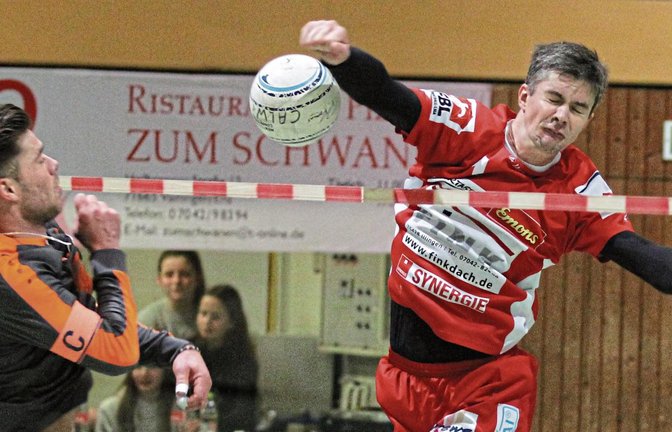Nicht immer setzt sich Kolja Meyer (rechts) im Block durch, auch wenn es gegen Raphael Schlattinger so aussieht. Der Punkt geht an den TSV Calw. Foto: Nachreiner