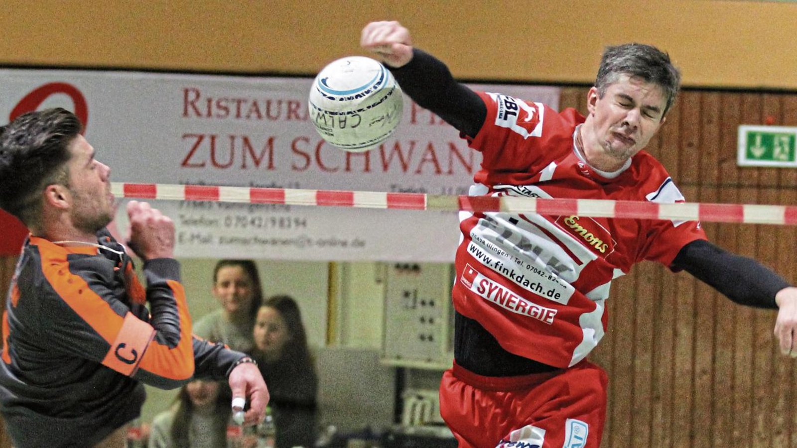 Nicht immer setzt sich Kolja Meyer (rechts) im Block durch, auch wenn es gegen Raphael Schlattinger so aussieht. Der Punkt geht an den TSV Calw. Foto: Nachreiner