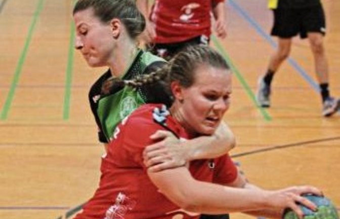 Julia Haas (vorne) war mit fünf Treffern eine der Säulen in der Offensive des HCME gegen Ludwigsburg-Oßweil.  Foto: Archiv/Nachreiner