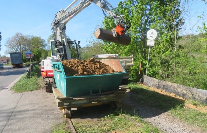 Reptilienzäune werden aufgestellt. Foto: Arning