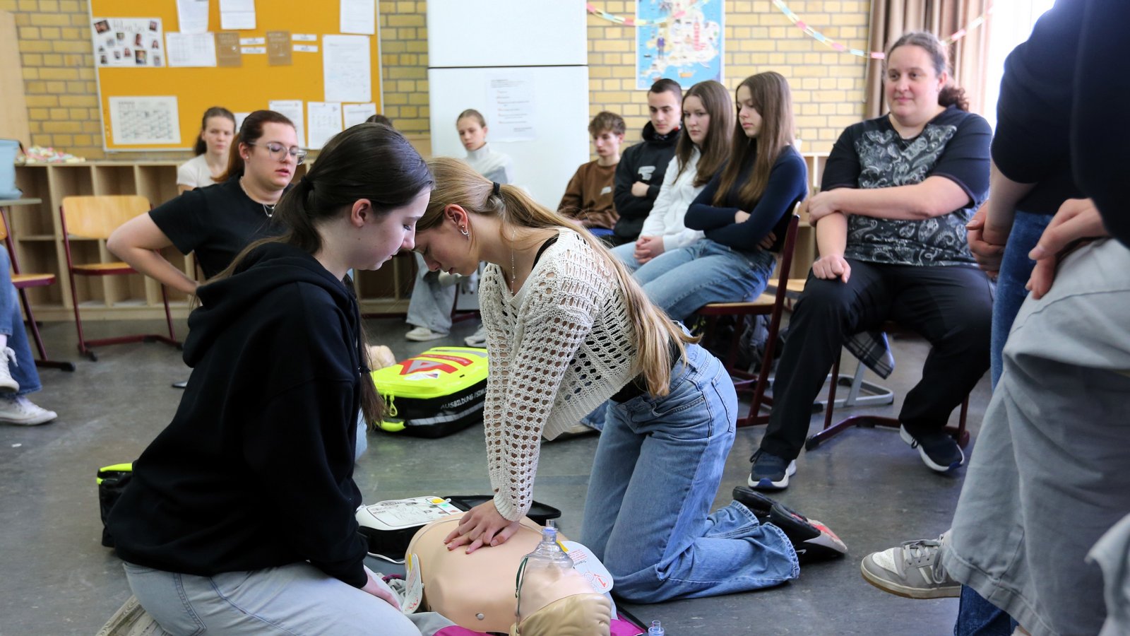 Das Handy liegt griffbereit, die Leitstelle ist auf Lautsprecher live dabei und Schulsanitäter beginnen schon mit der Wiederbelebung. Foto: Küppers Das Handy liegt griffbereit, die Leitstelle ist auf Lautsprecher live dabei und Schulsanitäter beginnen schon mit der Wiederbelebung. Foto: Küppers