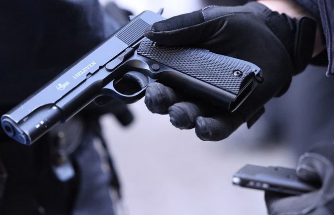 Polizisten fanden diese Softair Schusswaffe in der Tasche eines 17-Jährigen bei einer Polizeikontrolle.<span class='image-autor'>David Young/dpa</span>