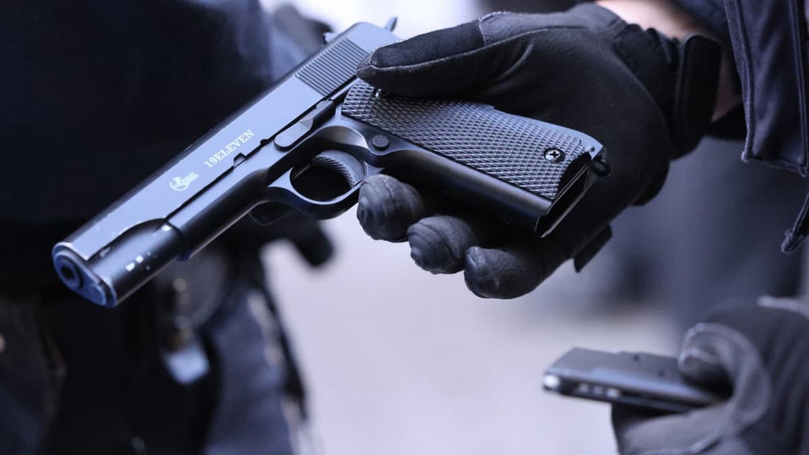 Polizisten fanden diese Softair Schusswaffe in der Tasche eines 17-Jährigen bei einer Polizeikontrolle.David Young/dpa Polizisten fanden diese Softair Schusswaffe in der Tasche eines 17-Jährigen bei einer Polizeikontrolle.David Young/dpa