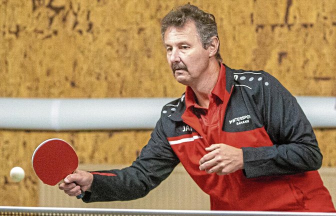 Markus Klingel hat seine beiden Einzel gewonnen. Sein Sieg und der Erfolg von Michael Grimmeisen an der Nebenplatte in der zweiten Einzelrunde bringt dem TSV Großglattbach den entscheidenden Vorteil gegen die TTF Gündelbach. Foto: Bürkle