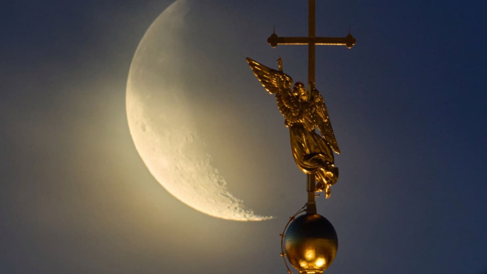 Der Mond geht hinter dem Wahrzeichen der russischen Stadt St. Petersburg – einer Wetterfahne in Form eines Engels, die auf der Spitze eines Turms der Peter-und-Paul-Kathedrale angebracht ist – aus den Wolken auf.Dmitri Lovetsky/AP/dpa Der Mond geht hinter dem Wahrzeichen der russischen Stadt St. Petersburg – einer Wetterfahne in Form eines Engels, die auf der Spitze eines Turms der Peter-und-Paul-Kathedrale angebracht ist – aus den Wolken auf.Dmitri Lovetsky/AP/dpa
