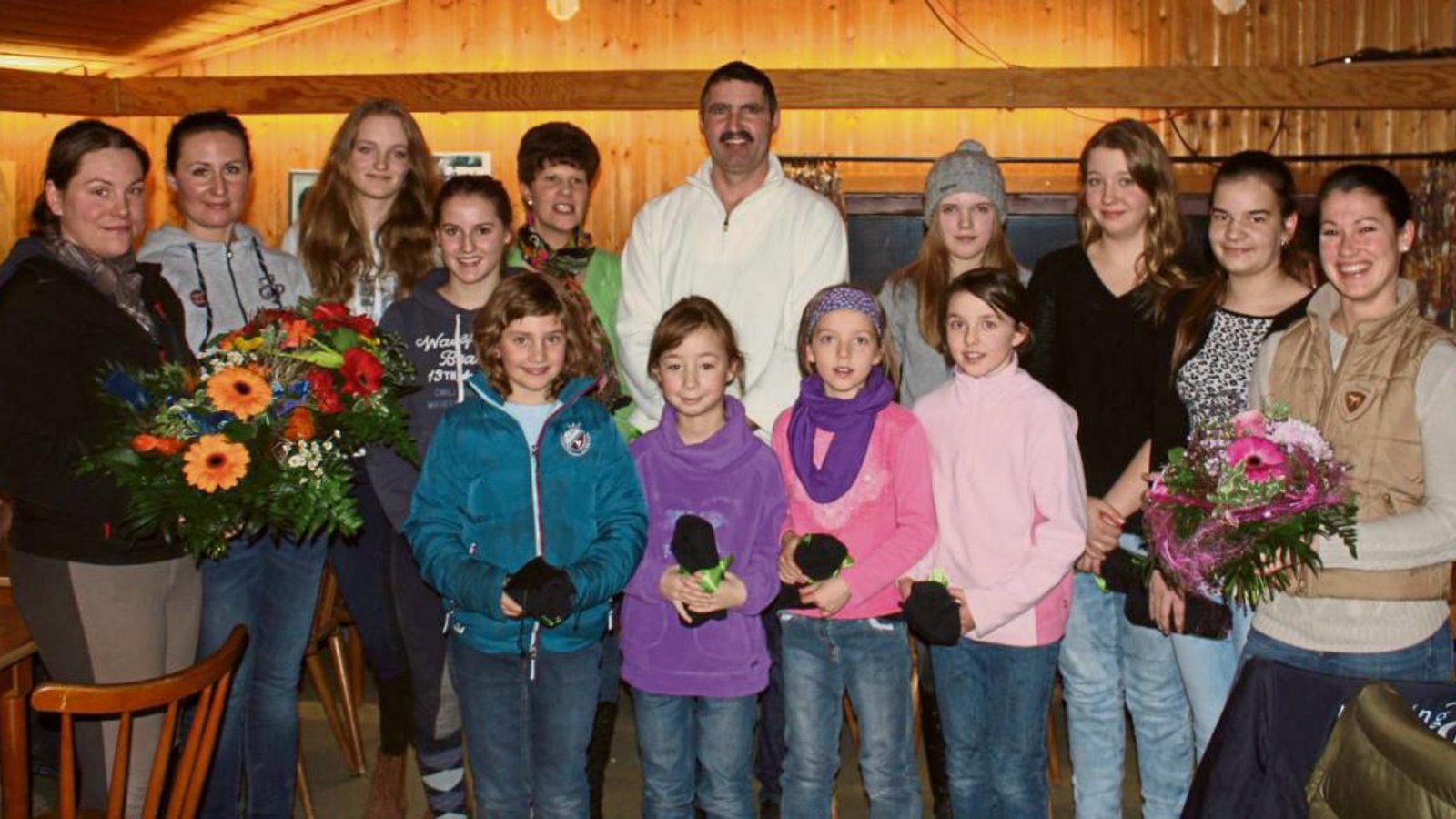 Ehrung der jungen Turnierreiter mit Sponsor Raimund Wöhr in der Mitte. Foto: p Ehrung der jungen Turnierreiter mit Sponsor Raimund Wöhr in der Mitte. Foto: p
