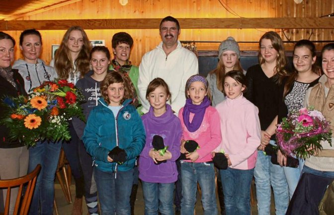 Ehrung der jungen Turnierreiter mit Sponsor Raimund Wöhr in der Mitte. Foto: p
