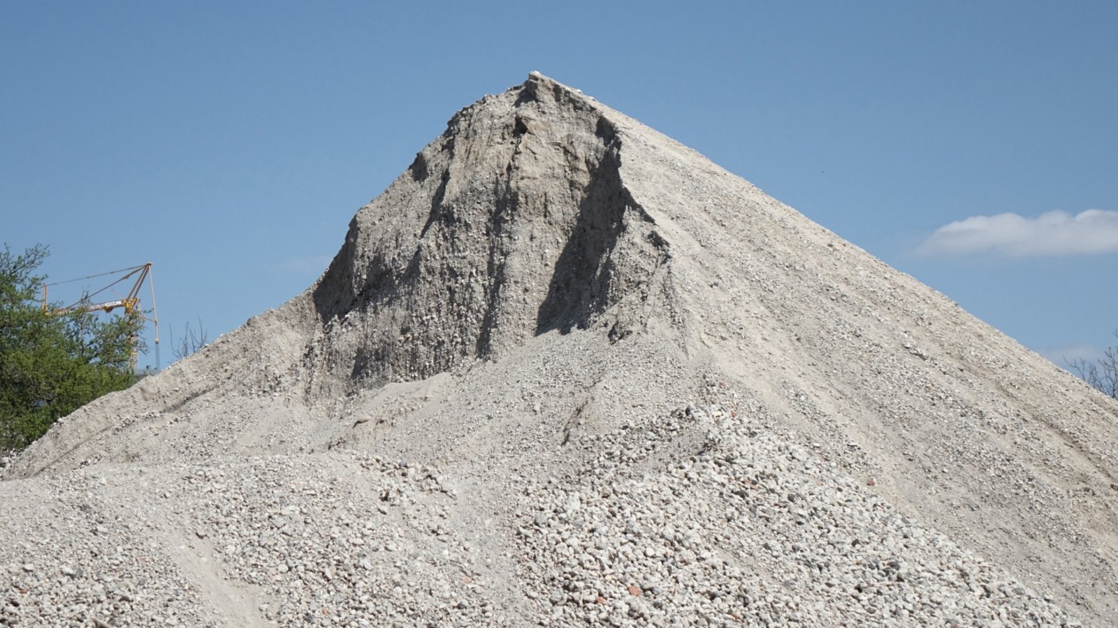 Schön, wenn man der Großbaustelle in Vaihingen etwas Positives abgewinnen kann: „Das Matterhorn steht nun in der Hans-Krieg-Straße. Ein fast wolkenloser Himmel lädt zur Bergwanderung ein. Die Zahl der Höhenmeter ist überschaubar“, schreibt Othmar Booz zu seinem Foto. Schön, wenn man der Großbaustelle in Vaihingen etwas Positives abgewinnen kann: „Das Matterhorn steht nun in der Hans-Krieg-Straße. Ein fast wolkenloser Himmel lädt zur Bergwanderung ein. Die Zahl der Höhenmeter ist überschaubar“, schreibt Othmar Booz zu seinem Foto.