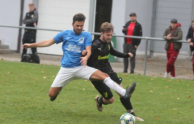 Tobias Rehfuß (links) ist nach einer zweiwöchigen Reise zurück und soll den VfB Vaihingen beim Heimspiel gegen den SV Walheim unterstützen. <span class='image-autor'>Foto: Nachreiner</span>