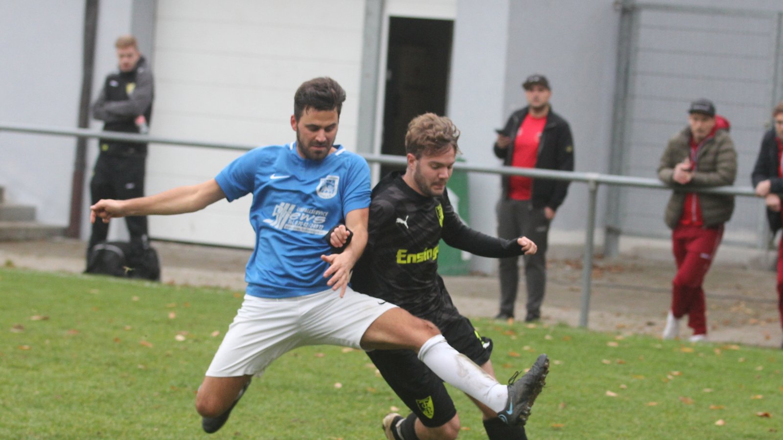 Tobias Rehfuß (links) ist nach einer zweiwöchigen Reise zurück und soll den VfB Vaihingen beim Heimspiel gegen den SV Walheim unterstützen. Foto: Nachreiner Tobias Rehfuß (links) ist nach einer zweiwöchigen Reise zurück und soll den VfB Vaihingen beim Heimspiel gegen den SV Walheim unterstützen. Foto: Nachreiner