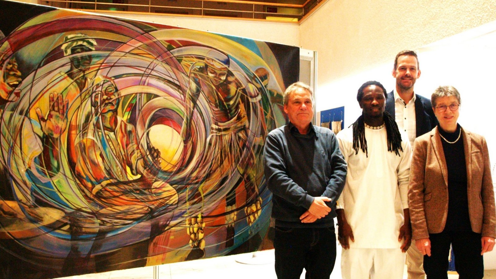 Kurator Fritz Gleiß, Abdoulaye Kouyatém, Landrat Bastian Rosenau, Angela Gewiese (von links) eröffnen vor einem Bild von Suleiman Binda die Ausstellung.  Fotos: Filitz
