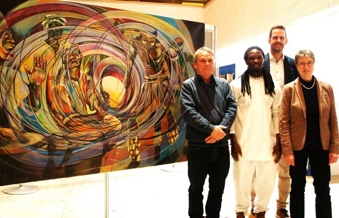 Kurator Fritz Gleiß, Abdoulaye Kouyatém, Landrat Bastian Rosenau, Angela Gewiese (von links) eröffnen vor einem Bild von Suleiman Binda die Ausstellung.  <span class='image-autor'>Fotos: Filitz</span>