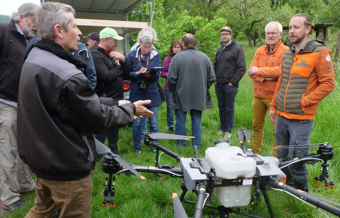 Die Drohnentechnik kann den Steillagenweinbau spürbar vereinfachen. Davon überzeugten sich die Teilnehmer des jüngsten Schräglagentags am Freitagabend in Mühlhausen.  <span class='image-autor'>Foto: Friedrich</span>