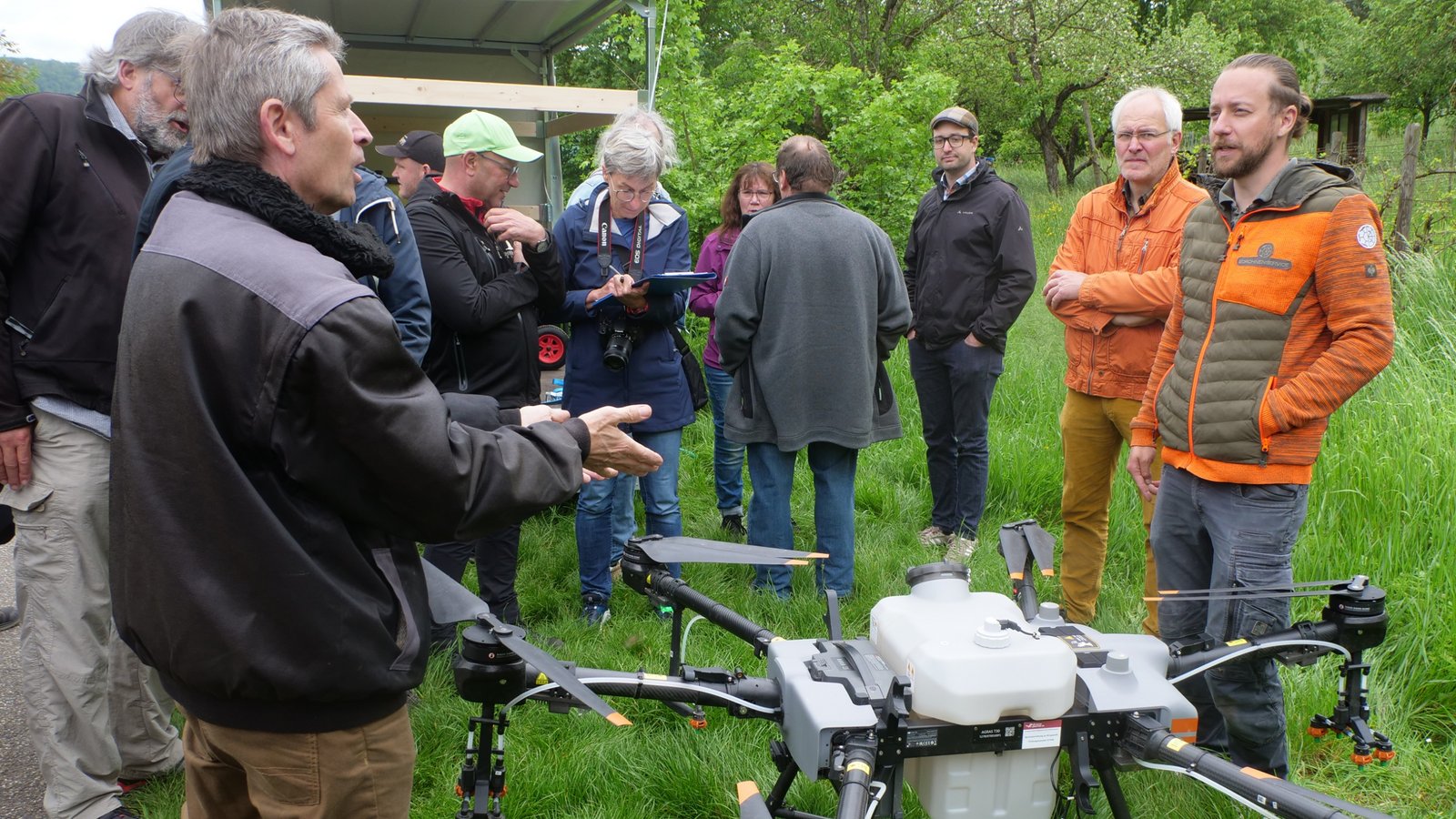 Die Drohnentechnik kann den Steillagenweinbau spürbar vereinfachen. Davon überzeugten sich die Teilnehmer des jüngsten Schräglagentags am Freitagabend in Mühlhausen.  Foto: Friedrich