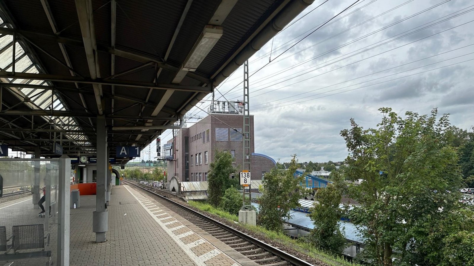 Am Vaihinger Bahnhof warten Reisende am Sonntag vergebens auf Züge der Linien MEX 17a und MEX 17c in Richtung Stuttgart.  Archivfoto: Bögel