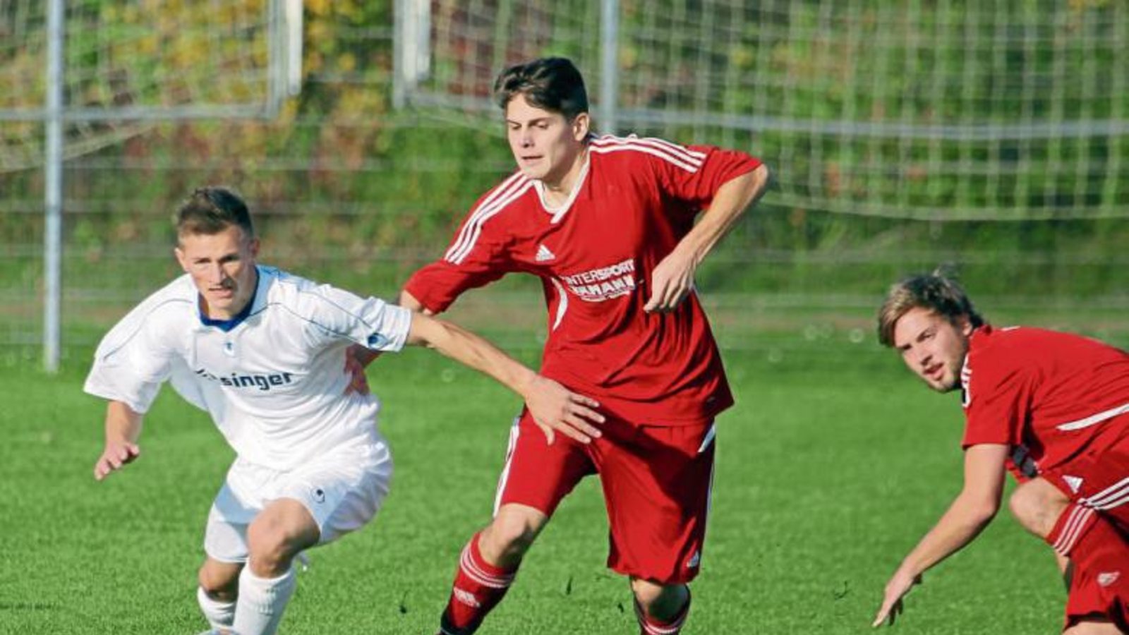 Granit Isafi (im Zweikampf mit Großglattbachs Sebastian Stoklossa) trifft mit dem FC Gündelbach an Pfingstmontag auf den SV Sternenfels. Foto: Archiv/Bürkle Granit Isafi (im Zweikampf mit Großglattbachs Sebastian Stoklossa) trifft mit dem FC Gündelbach an Pfingstmontag auf den SV Sternenfels. Foto: Archiv/Bürkle