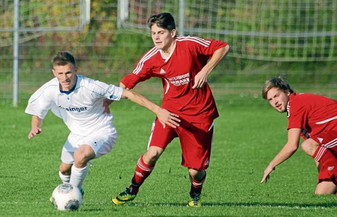 Granit Isafi (im Zweikampf mit Großglattbachs Sebastian Stoklossa) trifft mit dem FC Gündelbach an Pfingstmontag auf den SV Sternenfels. Foto: Archiv/Bürkle