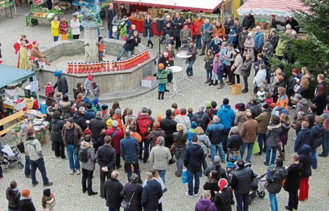 Für Gedränge auf dem Vaihinger Marktplatz hat am Samstagvormittag die Werbegemeinschaft Vaihingen (WGV) gesorgt: Da wurden die Gewinner der Nikolausaktion gezogen und konnten sich – auch ohne geputzte Stiefel – über zahlreiche Gewinne freuen. Foto: Rieger