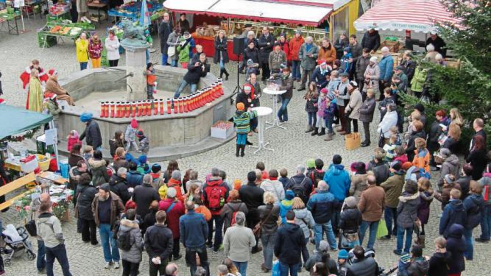 Für Gedränge auf dem Vaihinger Marktplatz hat am Samstagvormittag die Werbegemeinschaft Vaihingen (WGV) gesorgt: Da wurden die Gewinner der Nikolausaktion gezogen und konnten sich – auch ohne geputzte Stiefel – über zahlreiche Gewinne freuen. Foto: Rieger