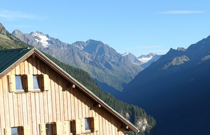 Auf der Terrasse der Ludwigsburger Hütte lässt sich die Sonne genießen. <span class='image-autor'>Foto: p</span>