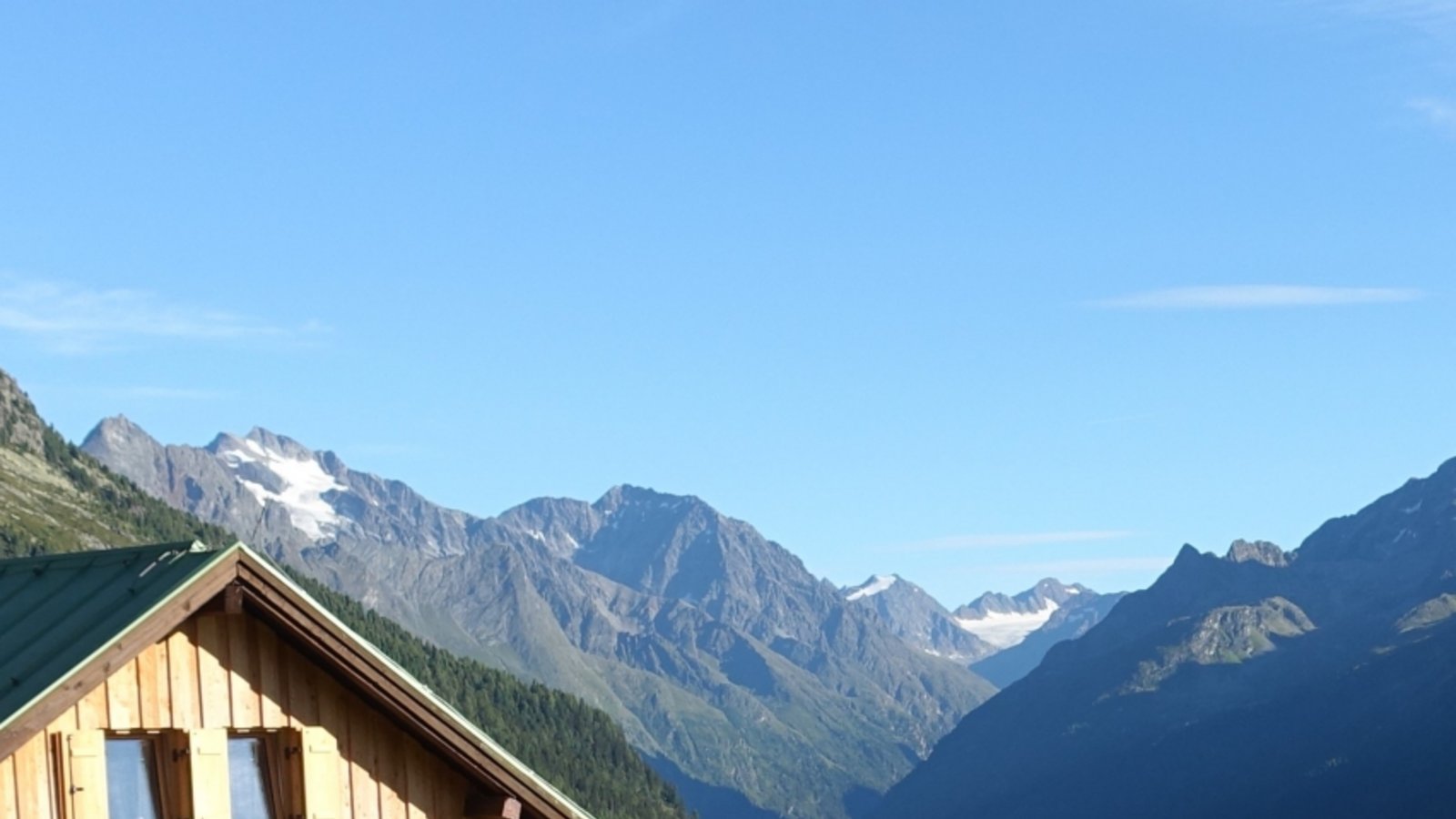 Auf der Terrasse der Ludwigsburger Hütte lässt sich die Sonne genießen. Foto: p Auf der Terrasse der Ludwigsburger Hütte lässt sich die Sonne genießen. Foto: p