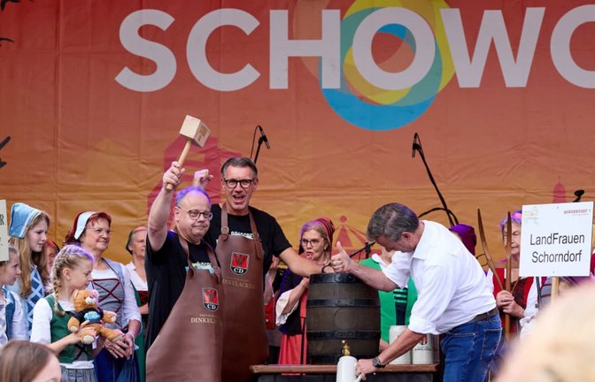 Ein Schlag und der Gerstensaft läuft - OB Bernd Hornikel ist geübt mit dem großen Holzhammer und zeigt sich bei der Eröffnung des großen Schorndorfer Stadtfests am Freitagabend trotz ernster Themen in Feierlaune.<span class='image-autor'>Jan Potente</span>