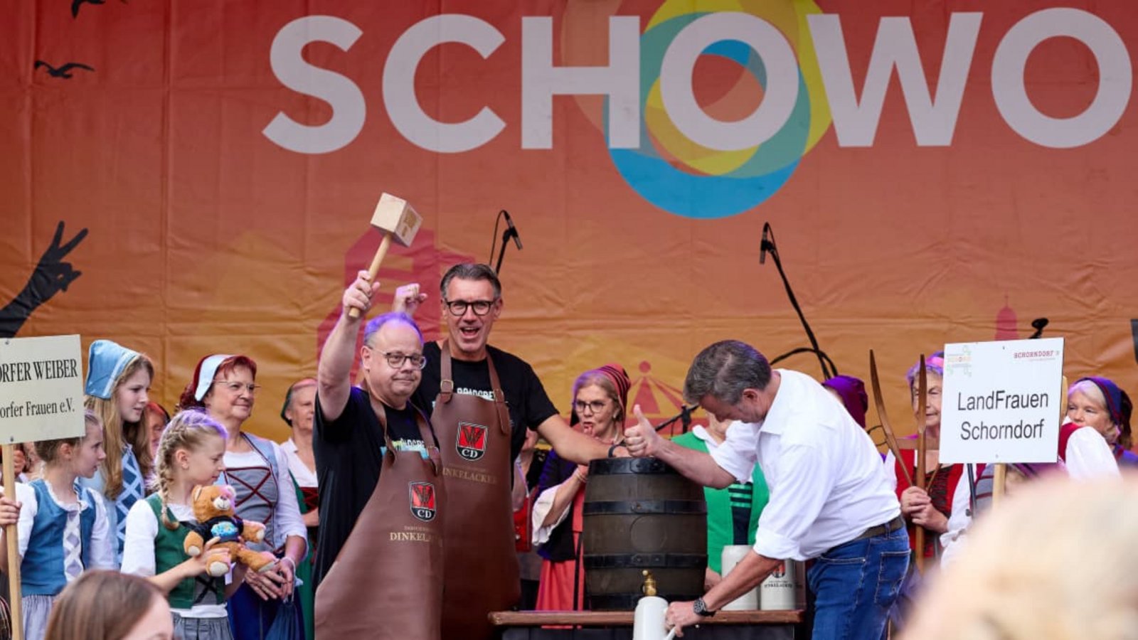 Ein Schlag und der Gerstensaft läuft - OB Bernd Hornikel ist geübt mit dem großen Holzhammer und zeigt sich bei der Eröffnung des großen Schorndorfer Stadtfests am Freitagabend trotz ernster Themen in Feierlaune.Jan Potente