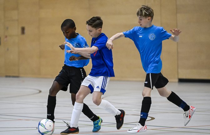 Zwei Vaihinger (hellblaue Trikots) versuchen einen Pfullinger zu stoppen. <span class='image-autor'>Foto: Leitner</span>