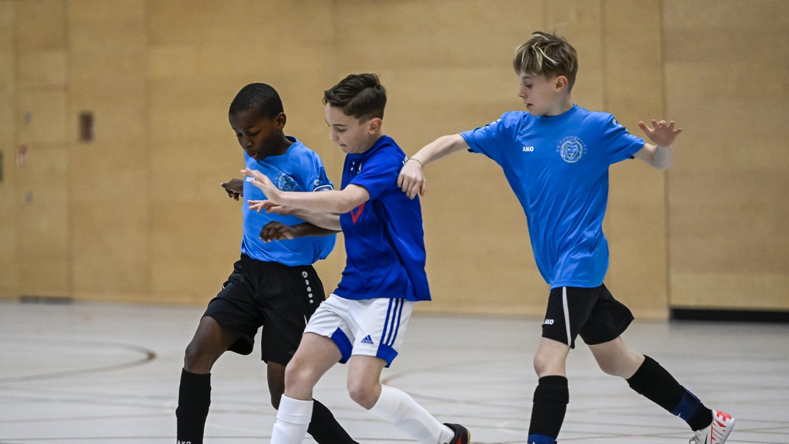 Zwei Vaihinger (hellblaue Trikots) versuchen einen Pfullinger zu stoppen. Foto: Leitner