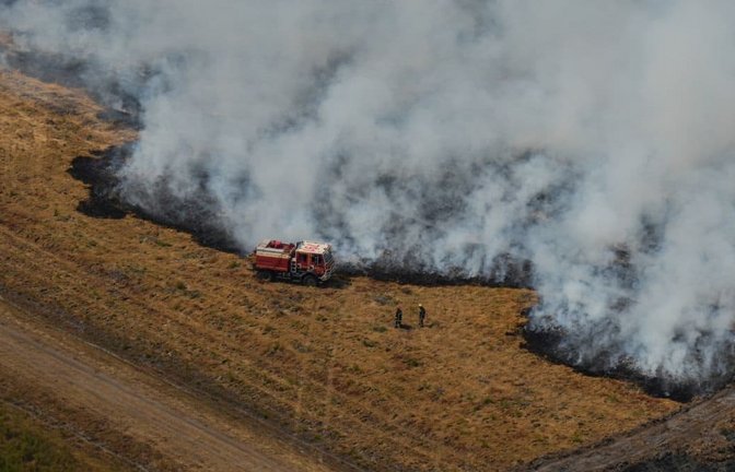 Ares: Feuerwehrleute bekämpfen einen Brand in der Nähe von Ares während der Waldbrände im Südwesten Frankreichs.<span class='image-autor'>Baz Ratner/Pool AP/dpa</span>