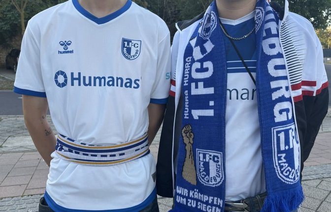 Die zwei Magdeburg-Fans Bela und Moritz haben die ersten Wahlprognosen im Schienenersatzverkehr des RE1 erlebt.<span class='image-autor'>Jakob Kerry</span>