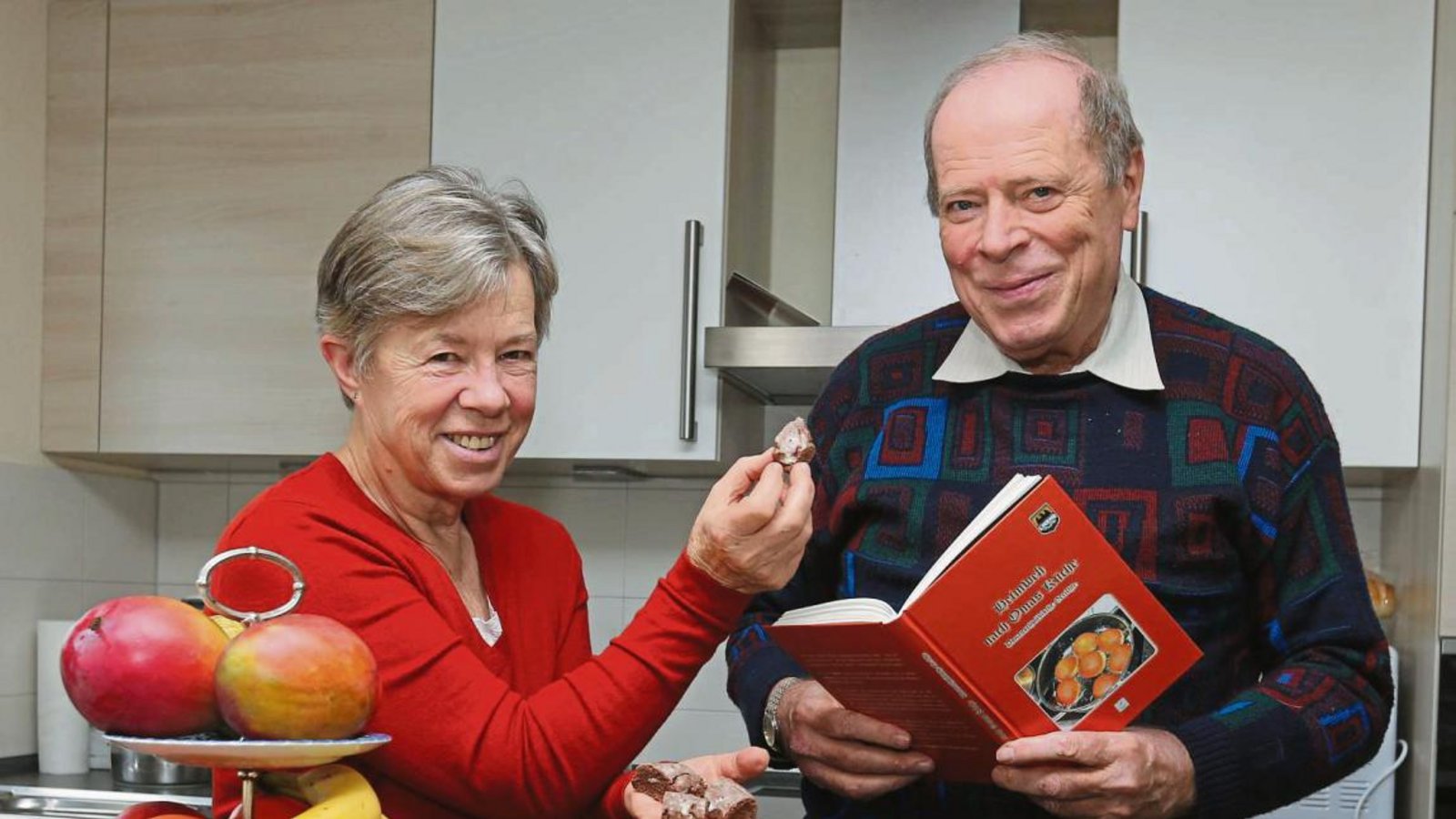 Marta Wolf bäckt und kocht, Oswald Hartmann probiert und schreibt auf – das Ergebnis ist ein donauschwäbisches Kochbuch. Foto: Küppers Marta Wolf bäckt und kocht, Oswald Hartmann probiert und schreibt auf – das Ergebnis ist ein donauschwäbisches Kochbuch. Foto: Küppers