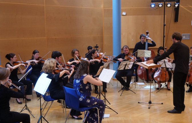 Die Sueddeutsche Kammersinfonie Bietigheim begeistert unter der Leitung von Simon Wallinger die Zuschauer am Sonntagabend im Kulturhaus. <span class='image-autor'>Foto: Friedrich</span>