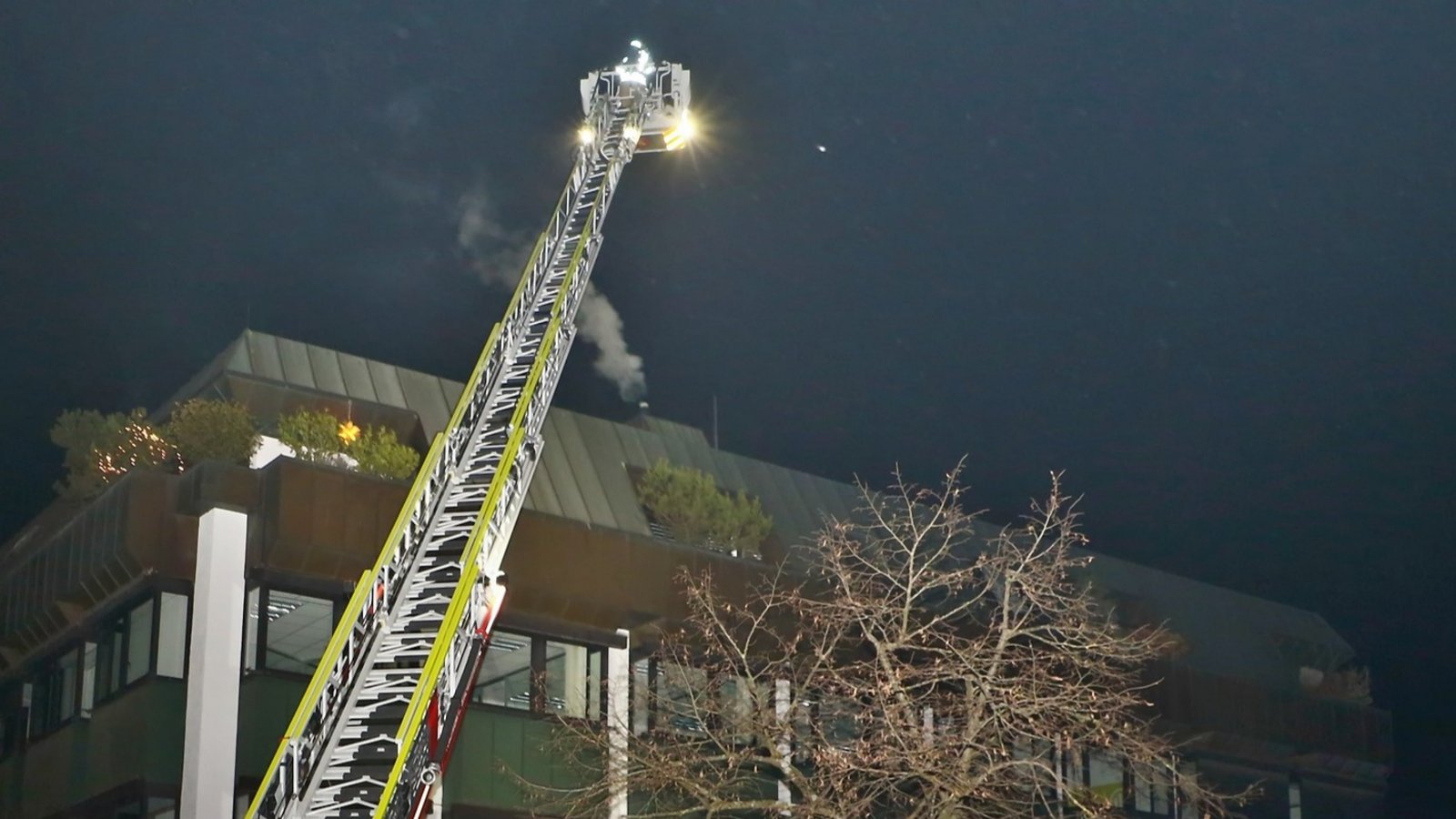Beim Brand in Korntal in der Silvesternacht rettet die Feuerwehr vier Menschen über die Drehleiter. Foto: KS-Images.de/Andreas Rometsch Beim Brand in Korntal in der Silvesternacht rettet die Feuerwehr vier Menschen über die Drehleiter. Foto: KS-Images.de/Andreas Rometsch