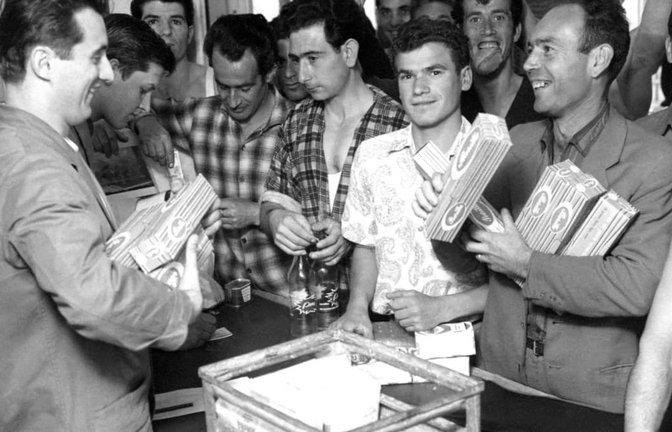 Ab den 1950er Jahren gab es Anwerbeabkommen mit mehreren Ländern. Hier im Bild sind Gastarbeiter aus Italien zu sehen.<span class='image-autor'>Hans Heckmann/dpa</span>