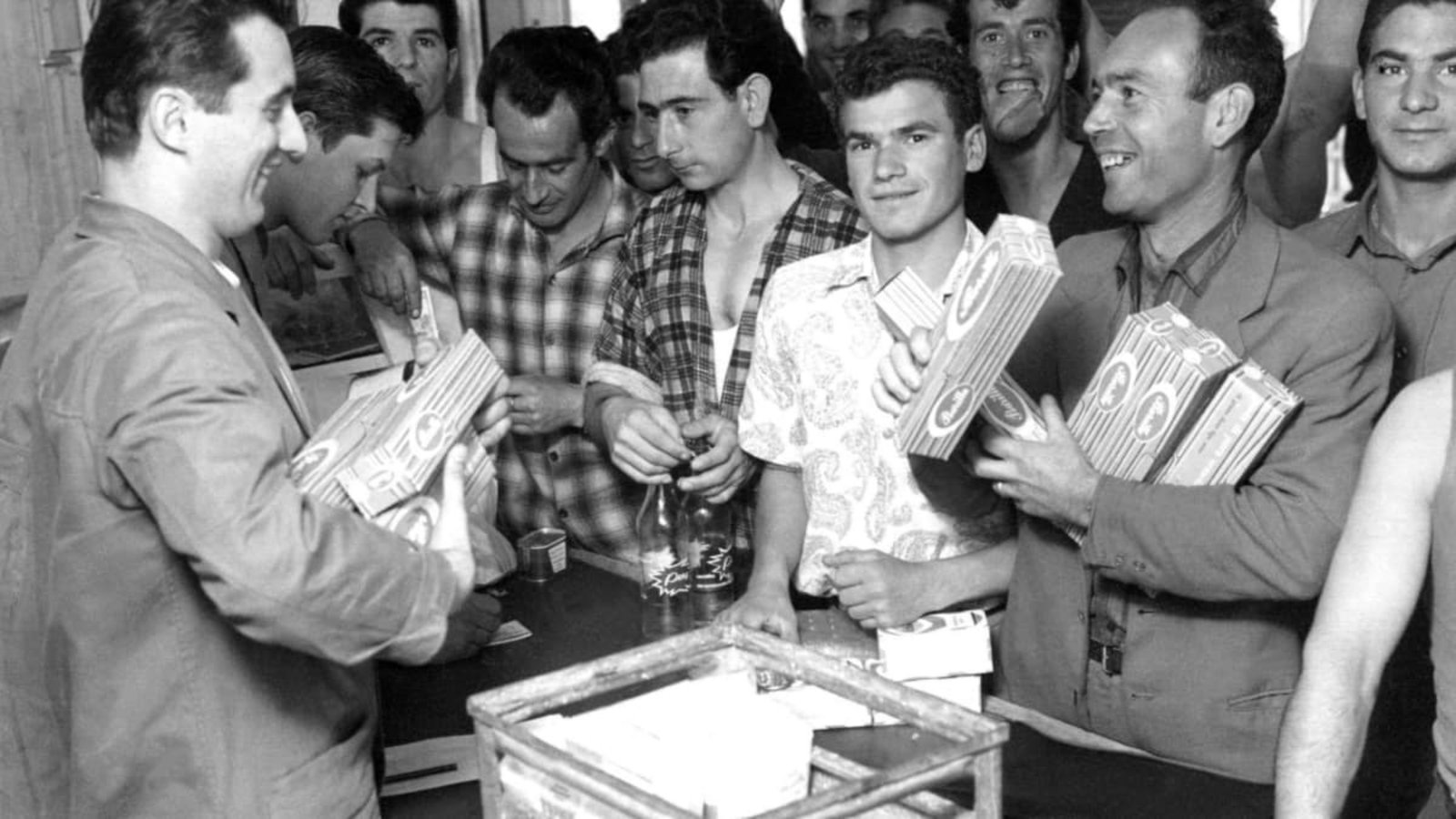 Ab den 1950er Jahren gab es Anwerbeabkommen mit mehreren Ländern. Hier im Bild sind Gastarbeiter aus Italien zu sehen.Hans Heckmann/dpa