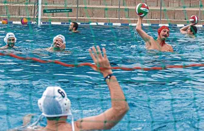 Einige 08-Kicker wie beispielsweise Pero Mamic stellten sich beim Wasserball so gut an, dass der Schwimmverein Bietigheim sie vom Fleck weg engagieren wollte.  Foto: Poller/Avanti
