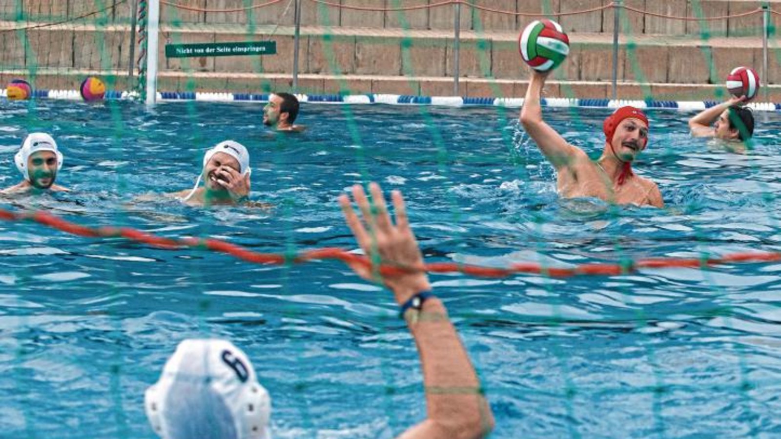 Einige 08-Kicker wie beispielsweise Pero Mamic stellten sich beim Wasserball so gut an, dass der Schwimmverein Bietigheim sie vom Fleck weg engagieren wollte.  Foto: Poller/Avanti