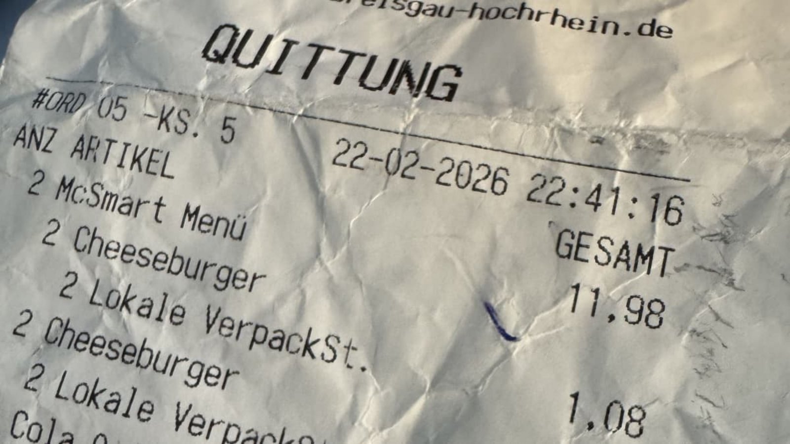 Der Blick auf die Rechnung zeigt, wie die Freiburger Verpackungssteuer zu Buche schlägt.Beatrice Ehrlich Der Blick auf die Rechnung zeigt, wie die Freiburger Verpackungssteuer zu Buche schlägt.Beatrice Ehrlich