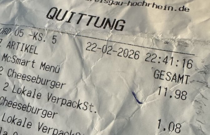 Der Blick auf die Rechnung zeigt, wie die Freiburger Verpackungssteuer zu Buche schlägt.<span class='image-autor'>Beatrice Ehrlich</span>