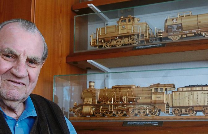 Im Alter von 85 Jahren freut sich Richard Sach über die Modelle, die er in detailgetreuer Handarbeit aus Strohhalmen erbaut hat. Die größte Lok hat sogar original Saarkohle dabei. Fotos: Küppers