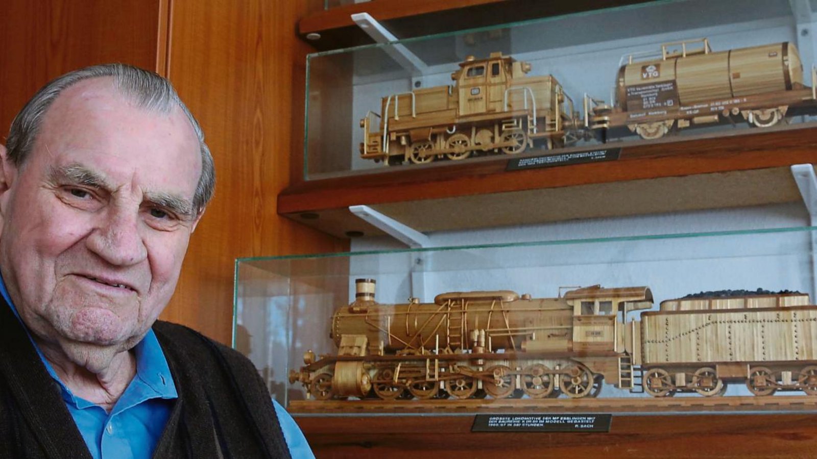 Im Alter von 85 Jahren freut sich Richard Sach über die Modelle, die er in detailgetreuer Handarbeit aus Strohhalmen erbaut hat. Die größte Lok hat sogar original Saarkohle dabei. Fotos: Küppers Im Alter von 85 Jahren freut sich Richard Sach über die Modelle, die er in detailgetreuer Handarbeit aus Strohhalmen erbaut hat. Die größte Lok hat sogar original Saarkohle dabei. Fotos: Küppers