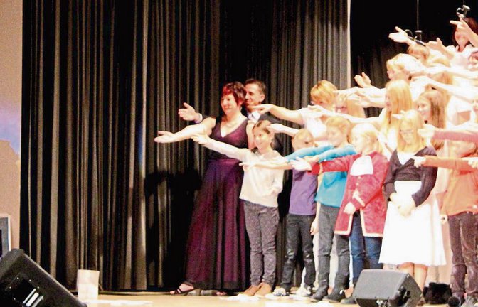 Die Sängerinnen und Sänger des Gesangvereins Vulkania widmeten ihrem Chordirektor Martin Falk (links) eine Spezialversion von „Auf uns“.  Fotos: Gergen